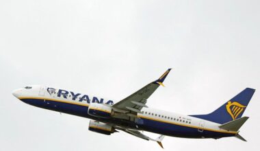 feriti due assistenti di volo