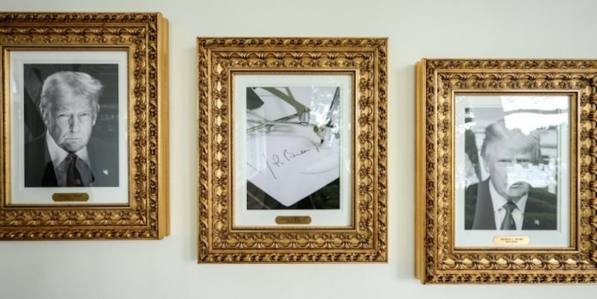 Alla Casa Bianca hanno messo la foto di un'autopenna al posto del ritratto di Joe Biden