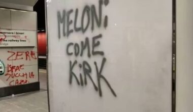 "Meloni come Kirk". "Prigionieri della violenza" Bufera sulla scritta contro la premier