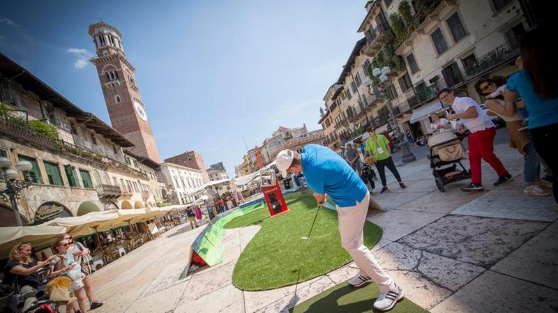 Un torneo a 18 buche. Il golf conquista il centro