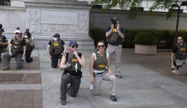 Alcuni agenti dell'FBI che si erano inginocchiati durante le proteste per George Floyd sono stati licenziati, dicono alcuni giornali statunitensi 