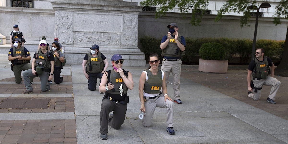 Alcuni agenti dell'FBI che si erano inginocchiati durante le proteste per George Floyd sono stati licenziati, dicono alcuni giornali statunitensi 