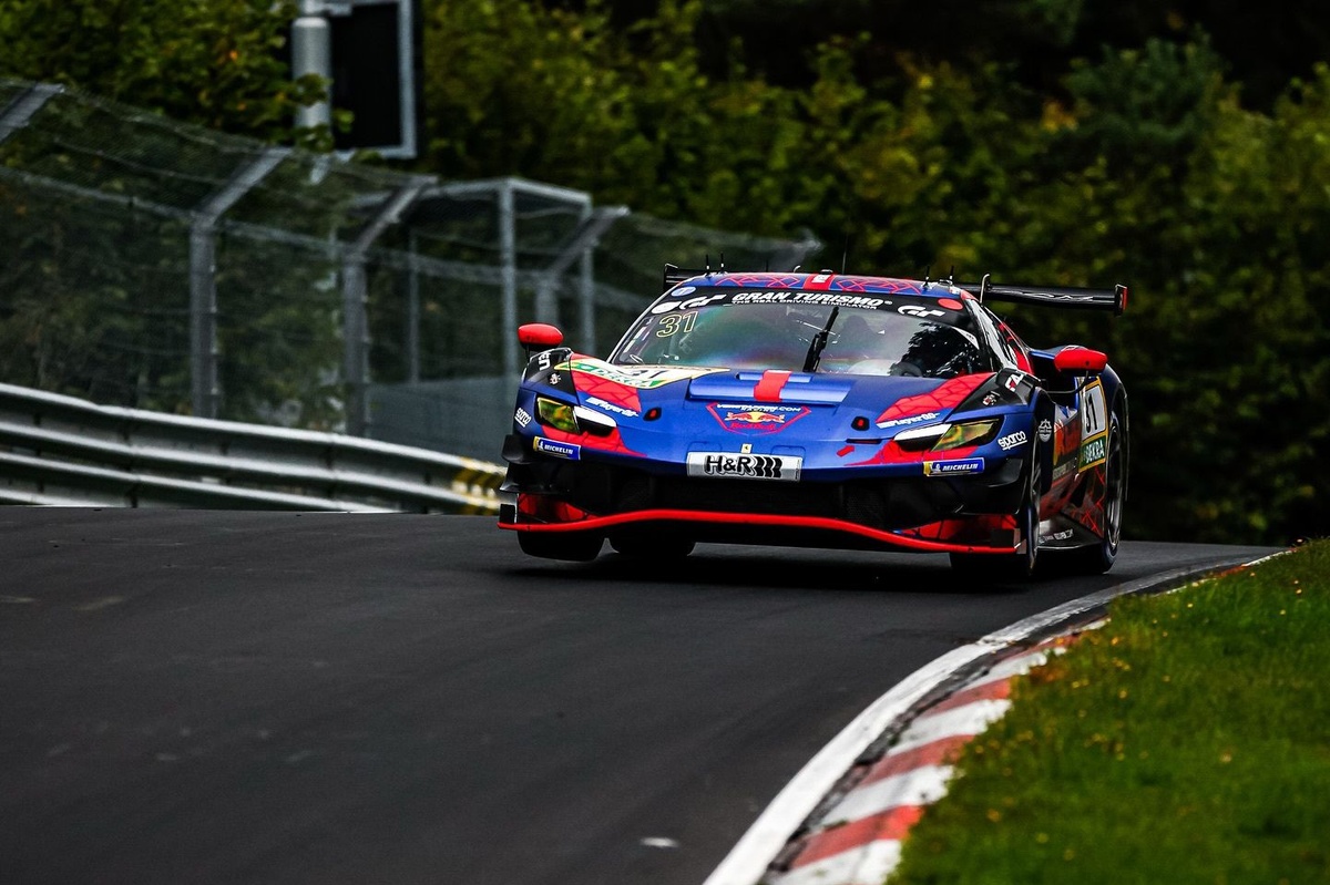 Max Verstappen e Chris Lulham dominano la NLS9 al Nürburgring con la Ferrari