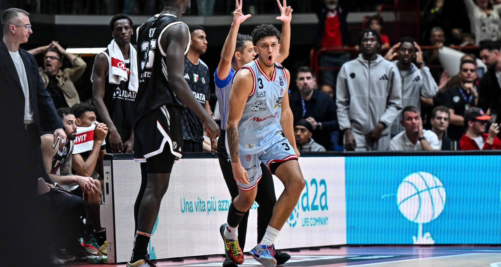 Era per Shields, poi la palla è venuta fuori...