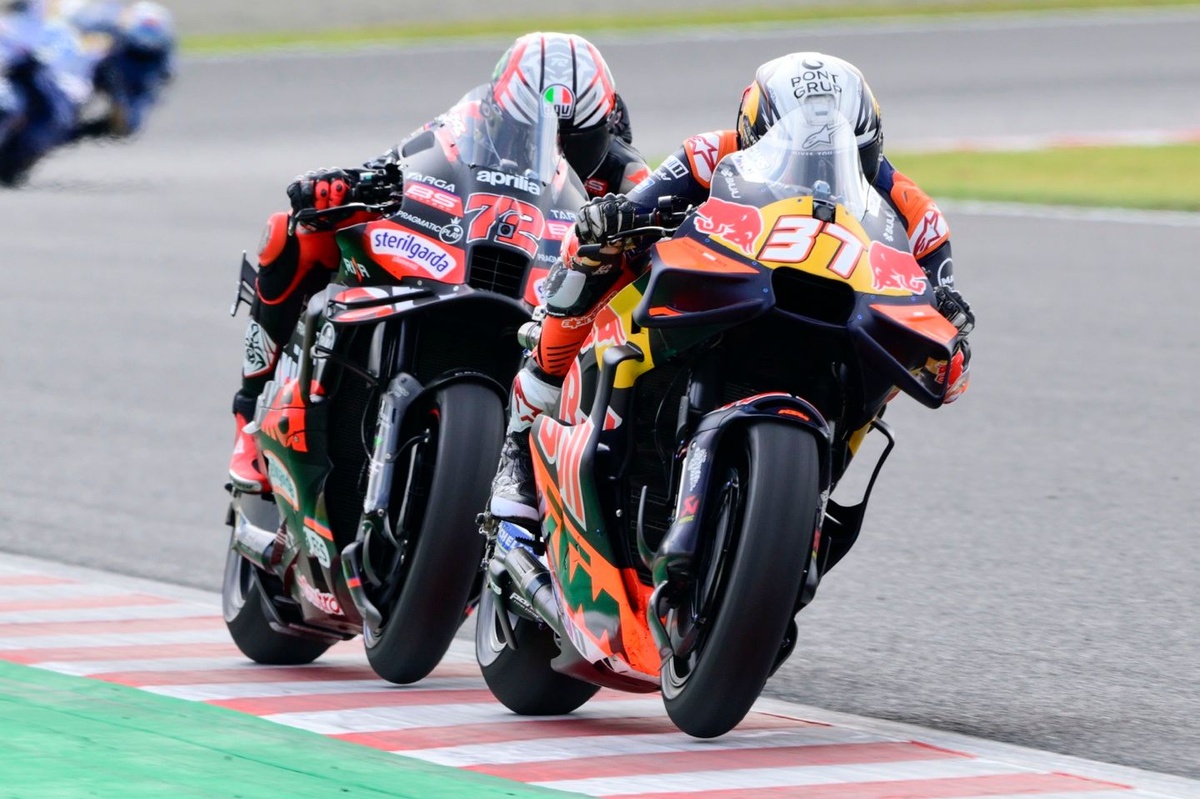 Acosta: "Tutte le KTM si sono cacciate in una buca, non capisco perché"