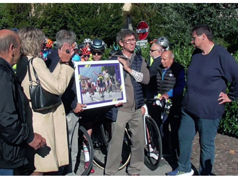 IL GHISALLO RICORDA SAMUELE PRIVITERA CONSEGNANDO AL PADRE LUIGI UNA GIGANTOFRAFIA