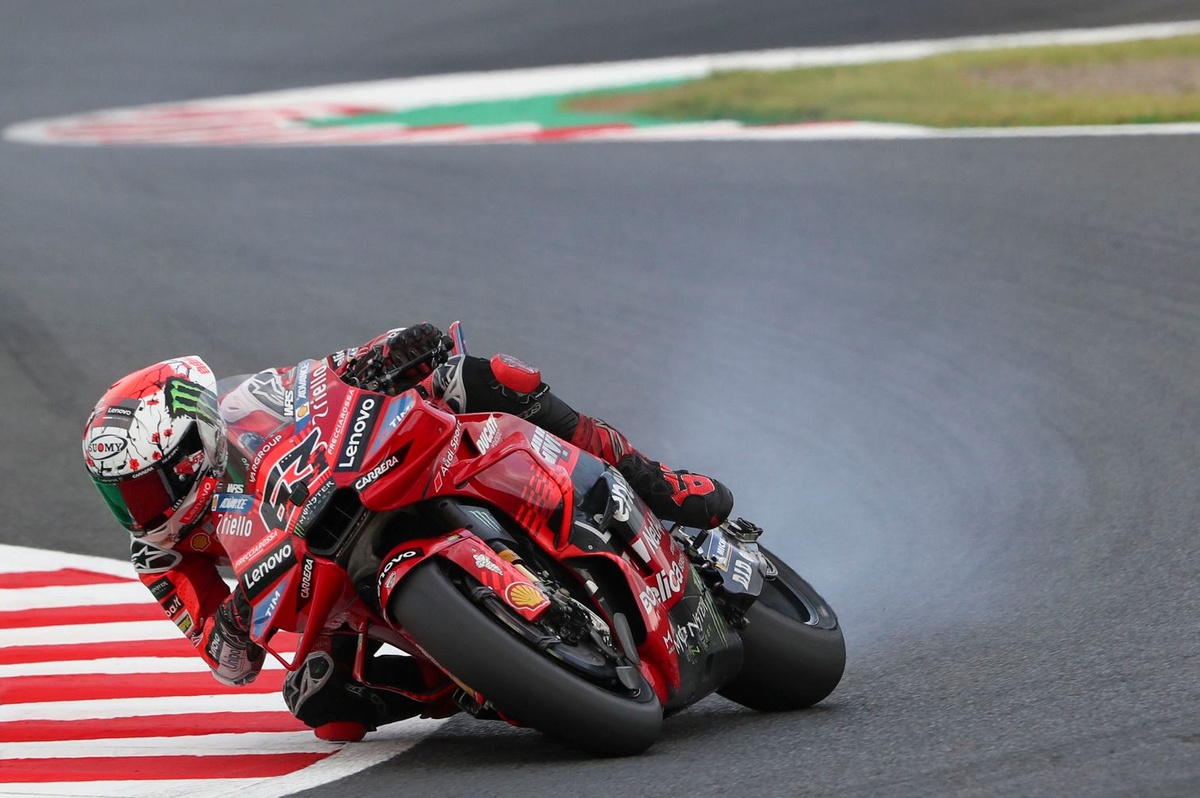 Le fumate di Bagnaia nello scarico dal recuperatore dell'olio