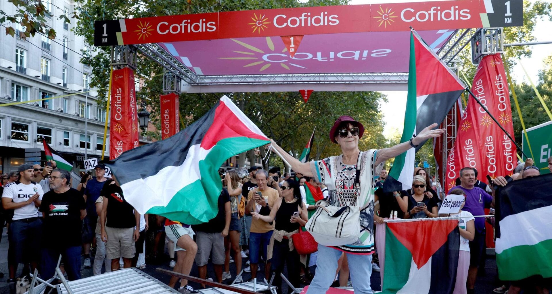 Vuelta, a Madrid nuove proteste pro-Pal: percorso bloccato, cariche della polizia, tappa annullata