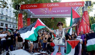 Vuelta, a Madrid nuove proteste pro-Pal: percorso bloccato, cariche della polizia, tappa annullata