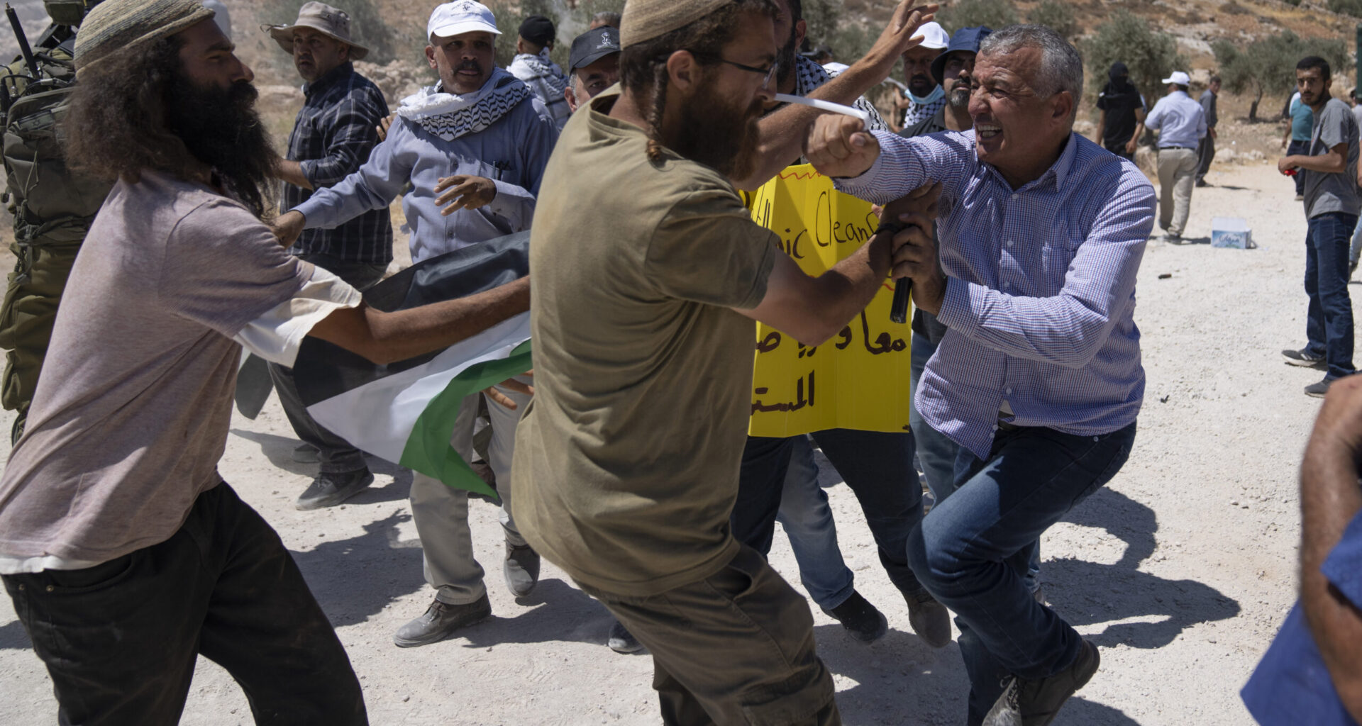 “Arrivano di notte e distruggono tutto”: Cisgiordania, il racconto delle violenze di soldati e coloni israeliani. E il piano politico che c’è dietro