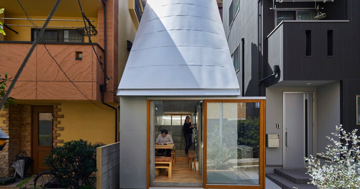 Questa minicasa a Tokyo sorprende per la sua forma a imbuto e gli interni in cemento — idealista/news