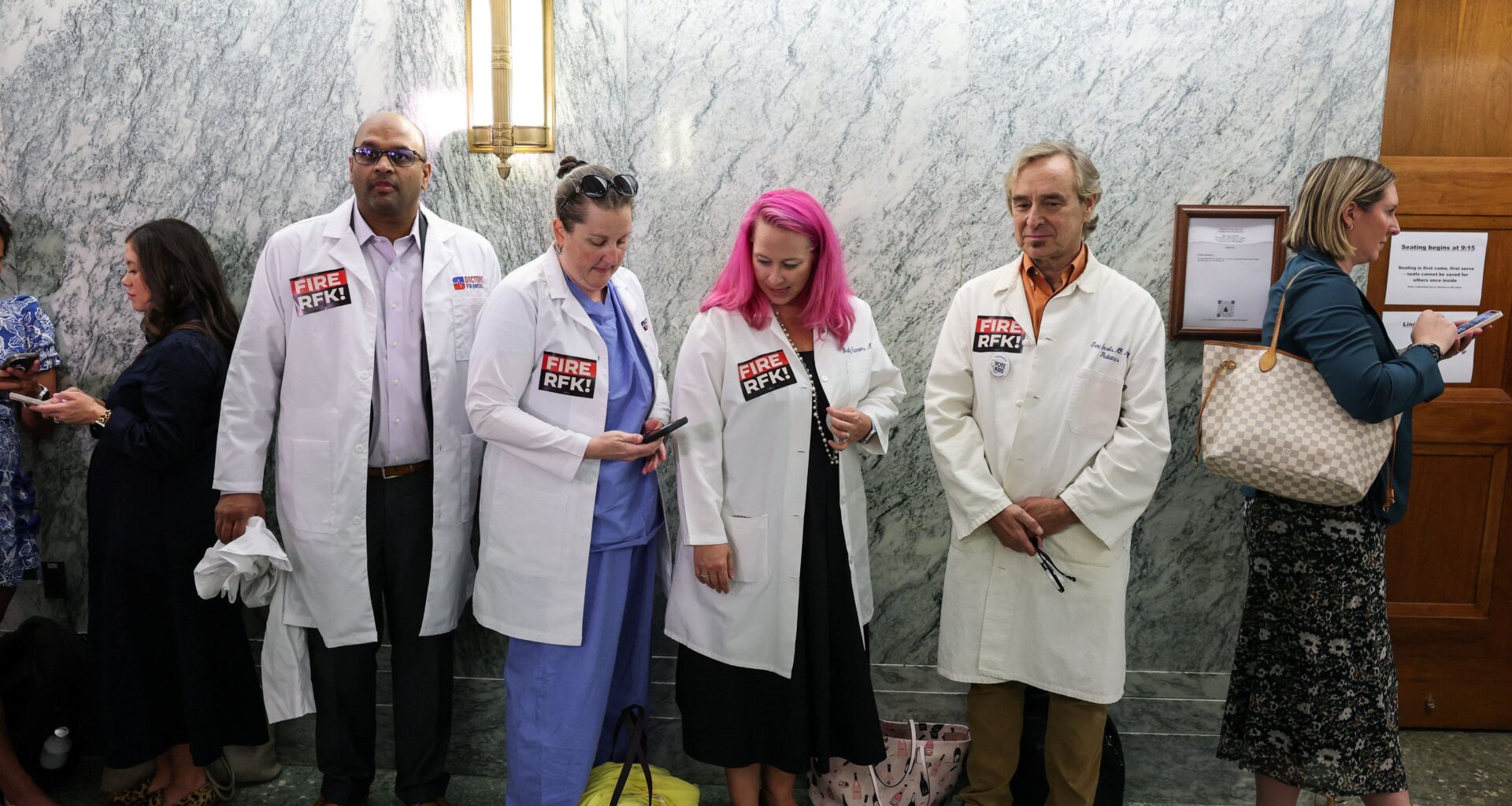 I senatori USA mettono a confronto la politica sui vaccini di Kennedy con l'Operation Warp Speed di Trump