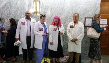 I senatori USA mettono a confronto la politica sui vaccini di Kennedy con l'Operation Warp Speed di Trump