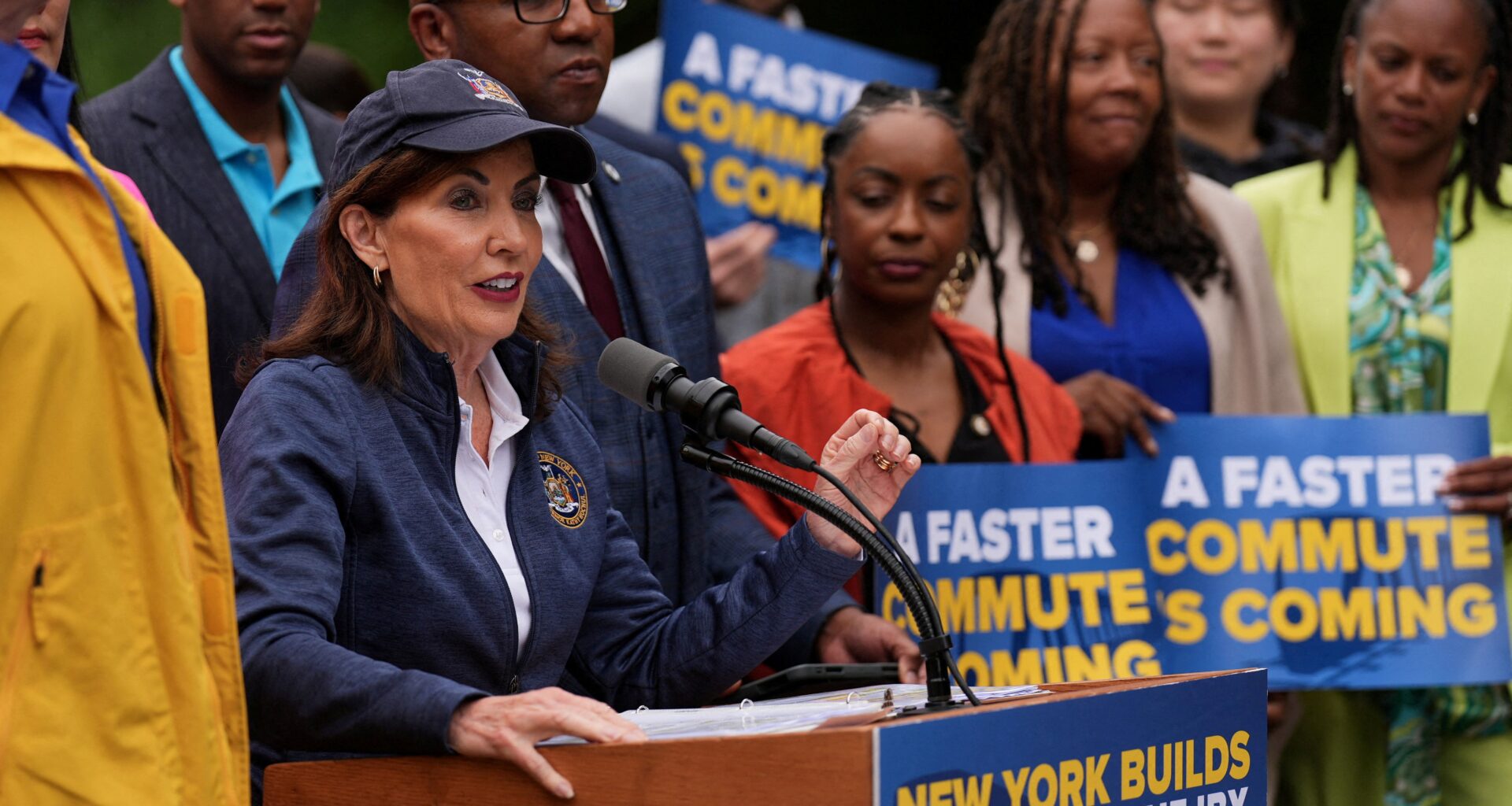 La Governatrice di New York sfida le restrizioni federali sui vaccini COVID: firmato ordine esecutivo per ampliare l'accesso