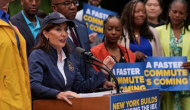 La Governatrice di New York sfida le restrizioni federali sui vaccini COVID: firmato ordine esecutivo per ampliare l'accesso