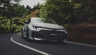 Toyota GR Corolla è ancora più divertente da guidare: la sportiva si aggiorna e debutta in Giappone
