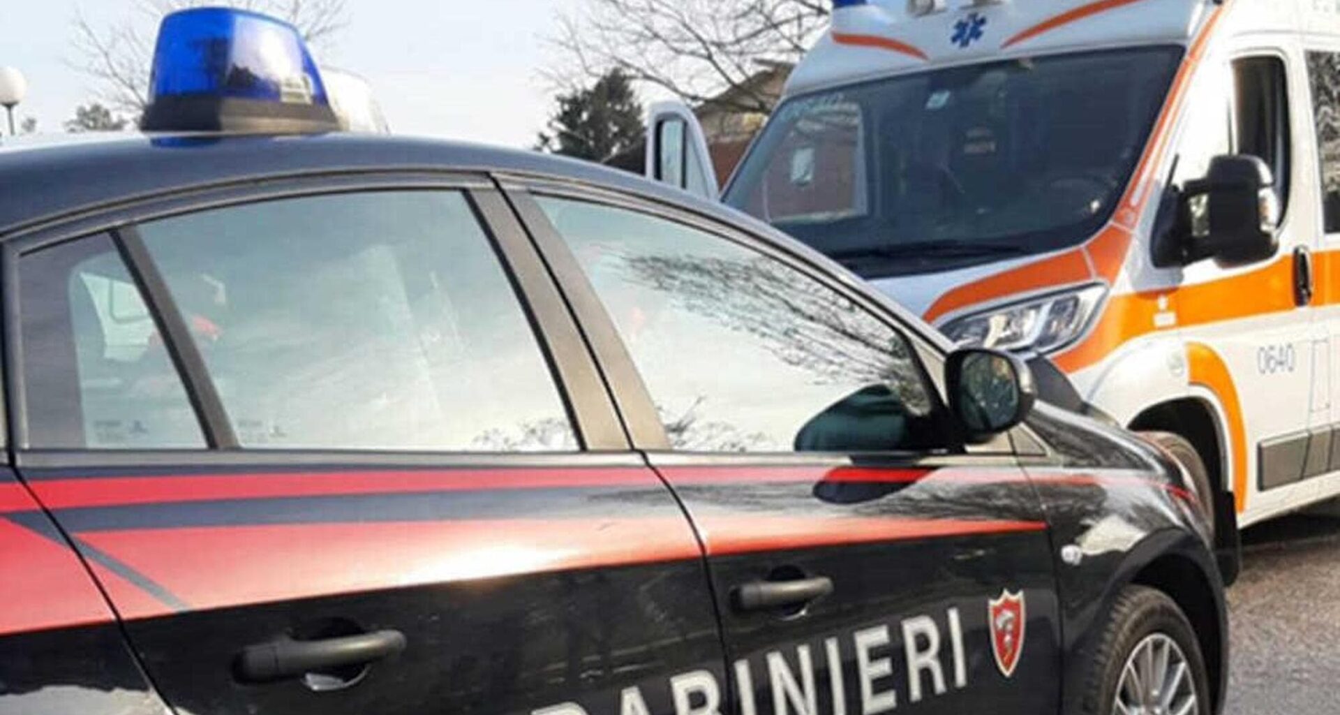 Auto fugge dai carabinieri e si schianta: muore il passeggero di 27 anni. Grave il conducente