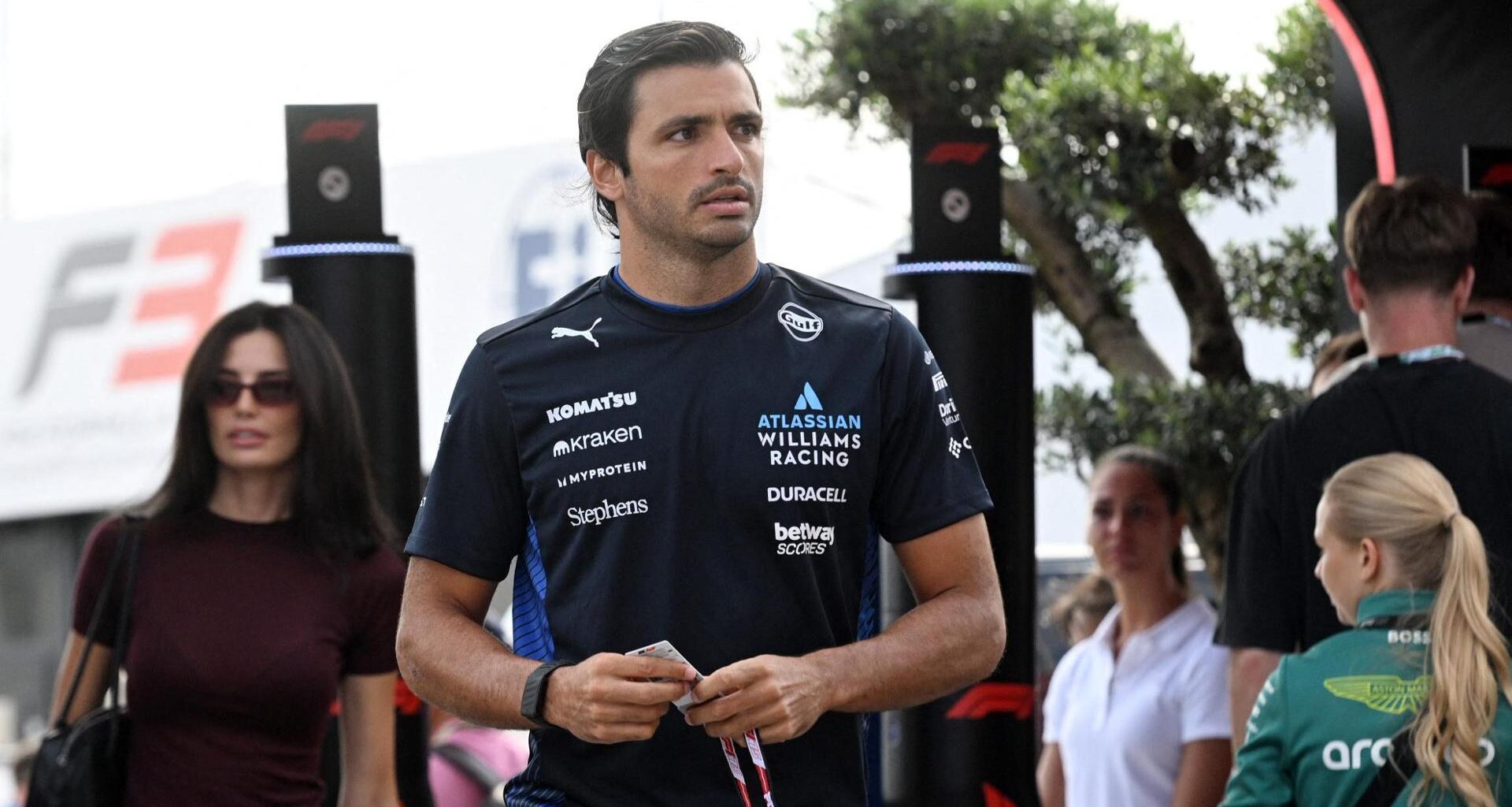 Sainz: “Leclerc è un amico. Amo troppo la Ferrari, pensavo che fosse pronta per il Mondiale”