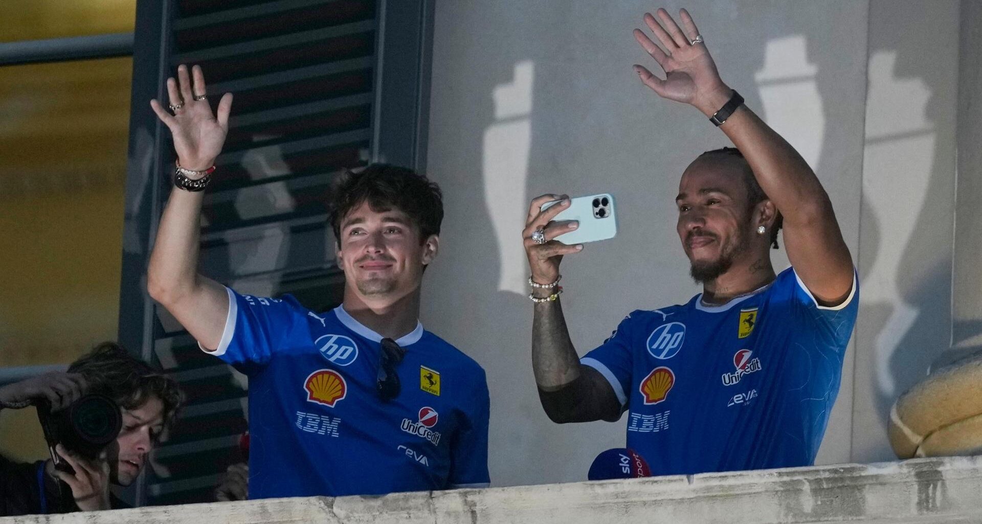 Leclerc e Hamilton abbracciano i tifosi: “Essere un pilota Ferrari è la cosa più speciale di sempre”