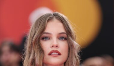 Barbara Palvin si prepara con Intimissimi per il red carpet della Mostra del Cinema di Venezia 2025