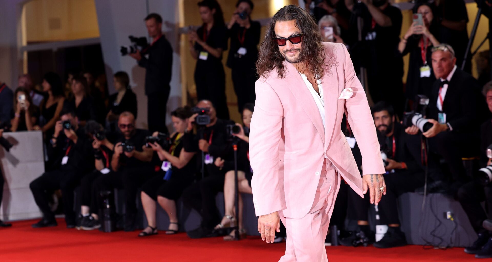 Festival di Venezia 2025: Jason Momoa in rosa da capo a piedi, Rooney Mara cigno nero, Valeria Bruni Tedeschi stile senza sforzo. Tutti i look e i voti sul red carpet