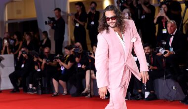 Festival di Venezia 2025: Jason Momoa in rosa da capo a piedi, Rooney Mara cigno nero, Valeria Bruni Tedeschi stile senza sforzo. Tutti i look e i voti sul red carpet