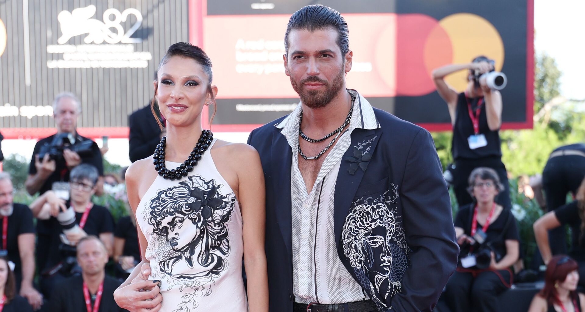 Festival di Venezia 2025, è la serata dei look di coppia. Da Barbara Ronchi e Valeria Golino a Sara Blumae e Can Yaman