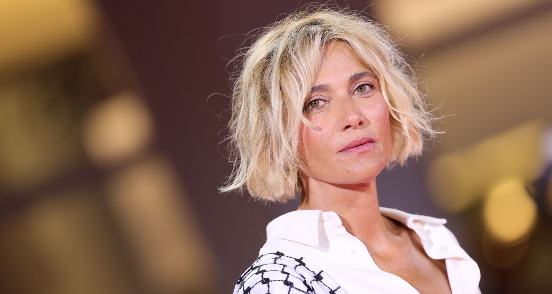 Festival del Cinema di Venezia 2025: Anna Foglietta, biondissima e irriconoscibile, con wavy bob e minimo make-up e le pagelle dei beauty look del nono red carpet