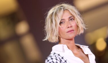 Festival del Cinema di Venezia 2025: Anna Foglietta, biondissima e irriconoscibile, con wavy bob e minimo make-up e le pagelle dei beauty look del nono red carpet