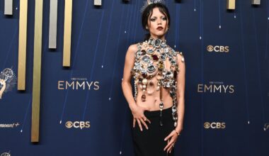 Emmy Awards 2025: tutti i look sul tappeto rosso della grande notte dei premi della tv