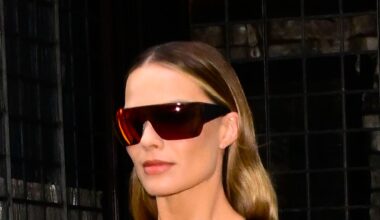 Margot Robbie con due abiti cult d’archivio Céline by Phoebe Philo e Mugler porta sul red carpet lo stile anni ’90 e Y2K
