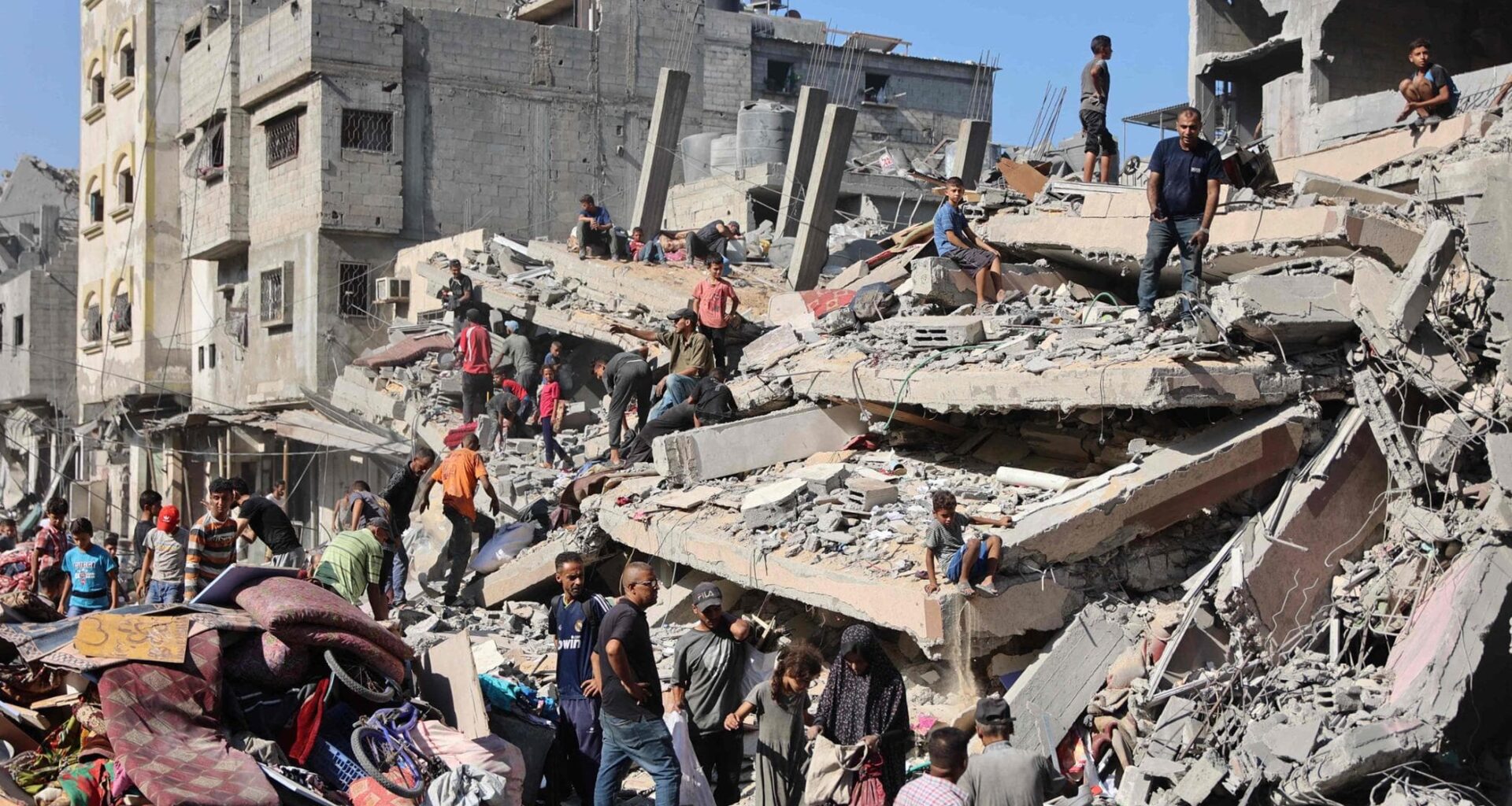Esodo di sangue da Gaza City: “Ho visto sparare missili sui civili nelle vie indicate per sfollare” - la Repubblica