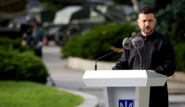 Zelensky declina l'invito di Putin a Mosca: "Venga lui". Dombrovskis: "Mire russe vanno oltre l'Ucraina". Proteste a Kiev contro la legge sulla coscrizione