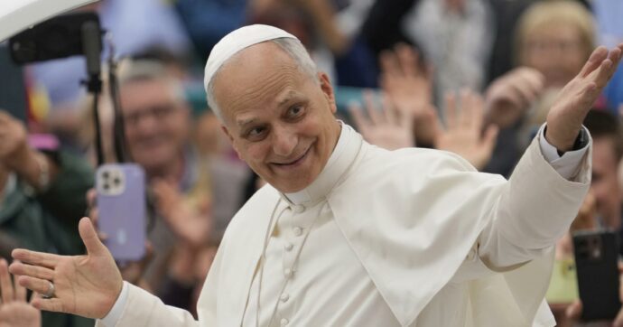 Papa Leone XIV: “La pace è l’unica via, la gente deve svegliarsi. Troppi divari tra operai e ricchi”
