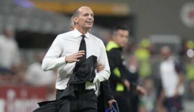 l'allenatore toglie la giacca dopo il rigore negato