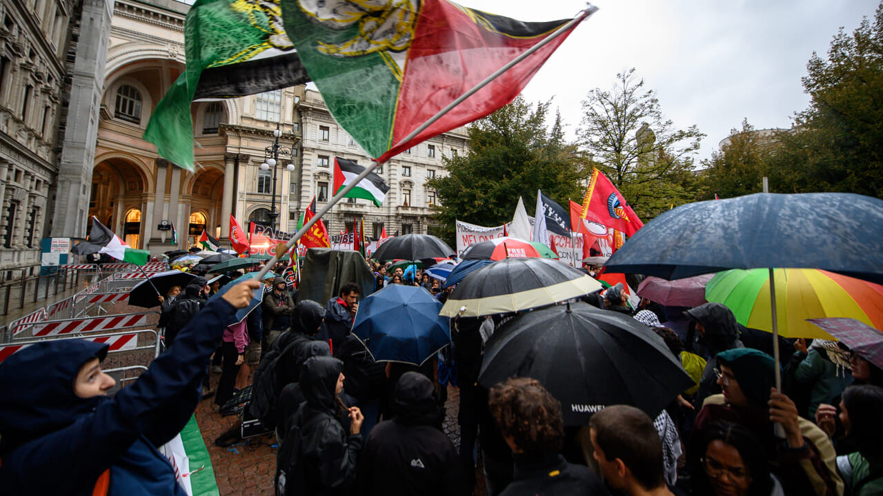 La manifestazione in centro a Milano a supporto della Flotilla
