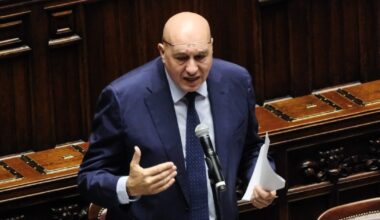 Flotilla, Crosetto condanna gli attacchi: "Ma nell'area di Gaza non potremo garantire sicurezza". Schlein: "Meloni attacca la spedizione e non Netanyahu". M5s: "Finanziate governo genocida"