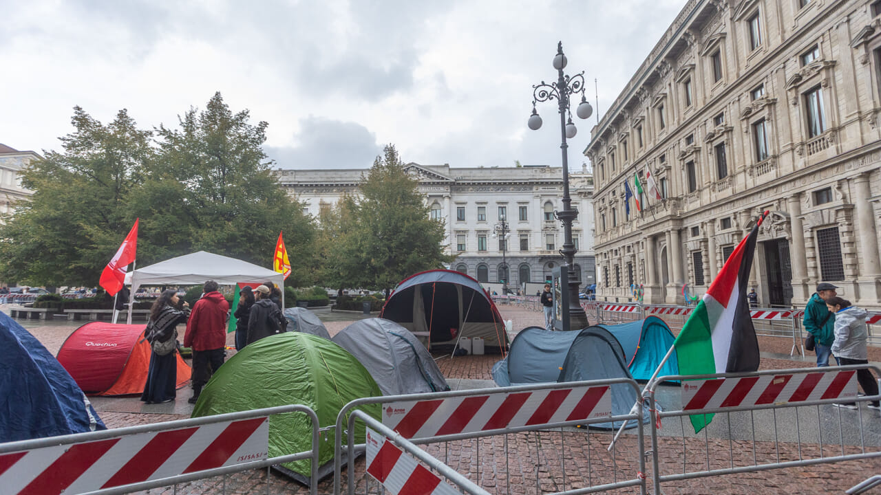 Tende per Gaza e la Flottilla: occupata piazza Scala