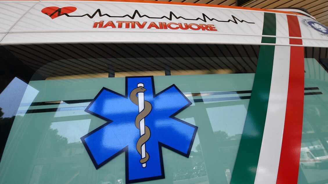 In moto contro il muro di una casa, muoiono a 18 e 19 anni - Ultima ora