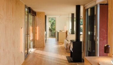 Questa casa prefabbricata a Segovia rivisita un’icona dell'architettura moderna con un linguaggio caldo e contemporaneo