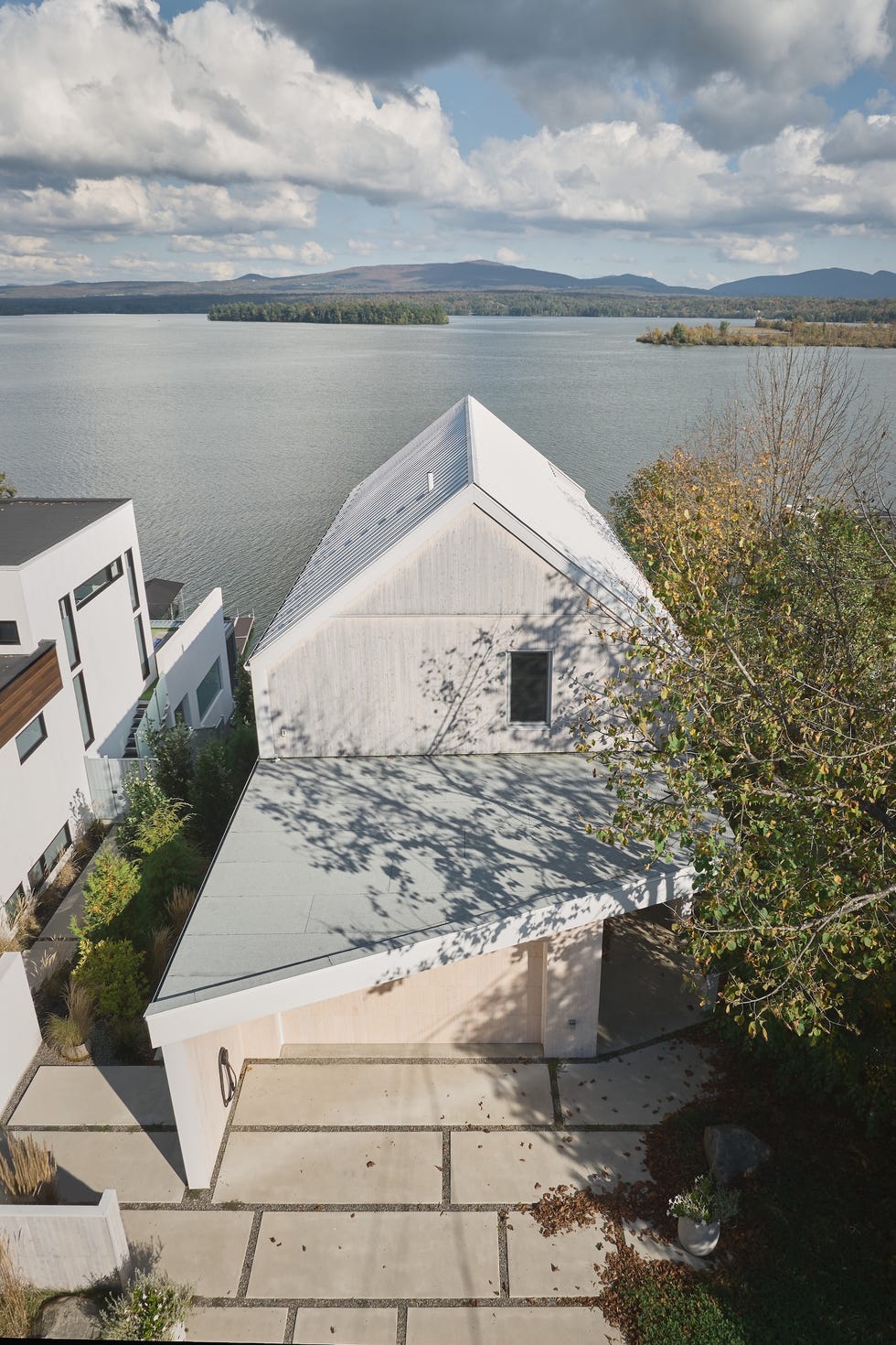 casa blanca por un lado se abre a un lago y por otro parece tipica casa de campo