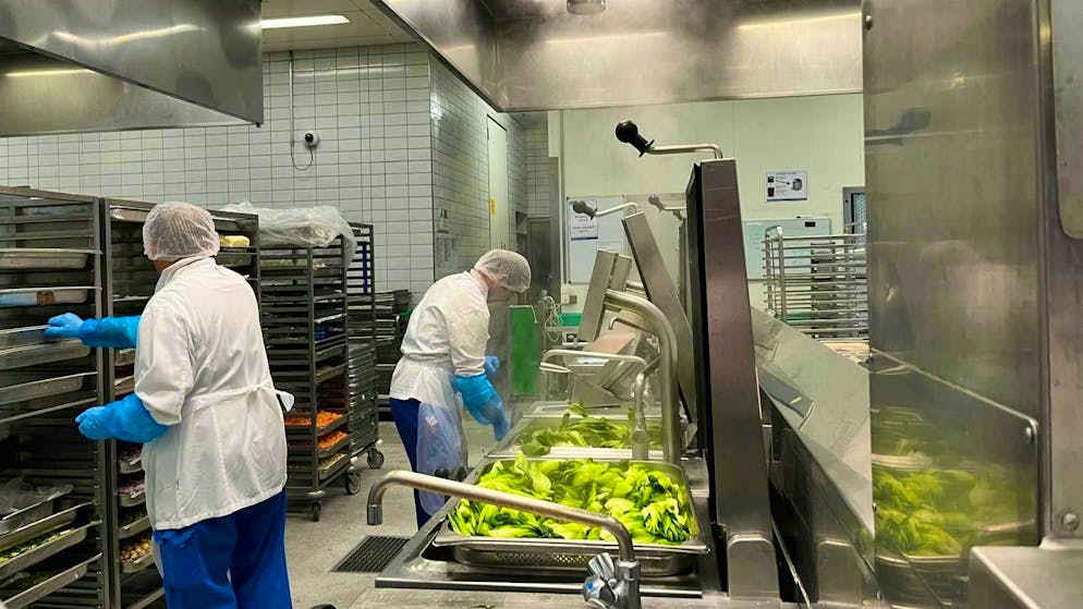 Gate Gourmet 2025. Le verdure vengono cotte al vapore in cucina per la Prima Classe e la Business Class.