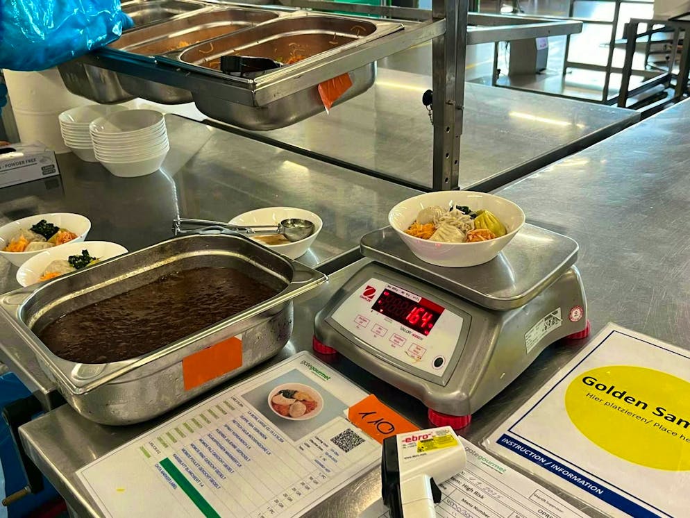 Gate Gourmet 2025. Alla fine, tutti i prodotti si uniscono durante il processo di impiattamento. Il piatto deve assomigliare alla foto.