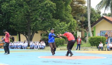 A group of people standing on top of a basketball court sport per principianti corsi a Milano