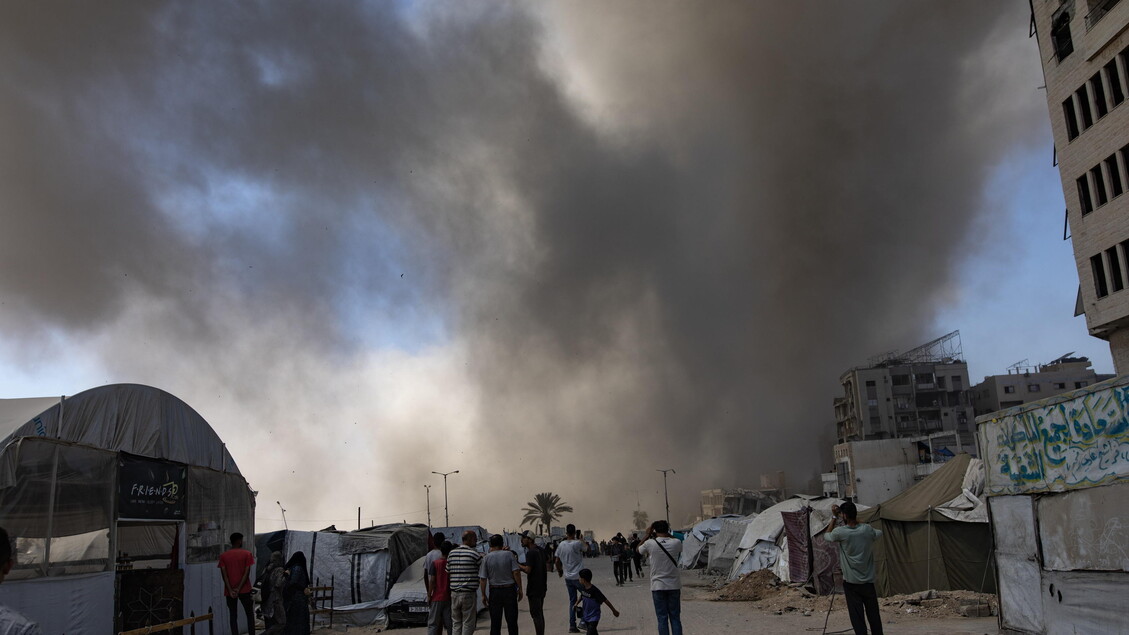 Idf sferza Gaza City, raid su tende e una scuola-rifugio. Ultimatum di Trump ad Hamas. La replica: 'pronti a trattare' - Medio Oriente