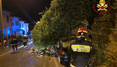 Auto in fiamme, amici che seguivano salvano i 5 occupanti