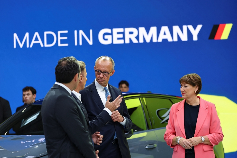 Germania, Merz promette sostegno ad automotive mentre cresce rivalità con Usa e Cina