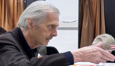 Prima apparizione pubblica di Vittorio Sgarbi dopo il ricovero per depressione e la richiesta della figlia di un amministratore di sostegno