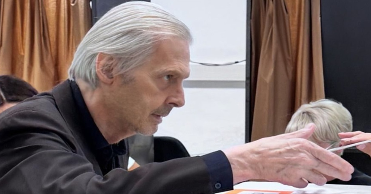 Prima apparizione pubblica di Vittorio Sgarbi dopo il ricovero per depressione e la richiesta della figlia di un amministratore di sostegno