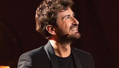 Alessandro Siani compie 50 anni: le origini del nome d'arte, gli inizi, la vita privata (riservatissima), 7 segreti